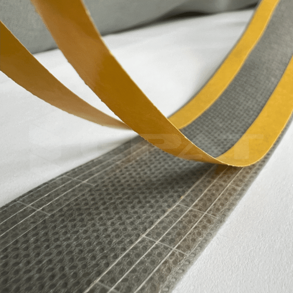 taśma paroprzepuszczalna Epat 1TF3312 włókninowa z paskami kleju po bokach