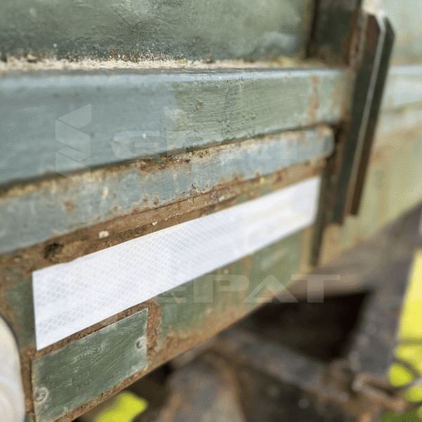 Taśma odblaskowa biała Epat T010. Naklejanie taśmy odblaskowej na przyczepę. Taśma pryzmatyczna