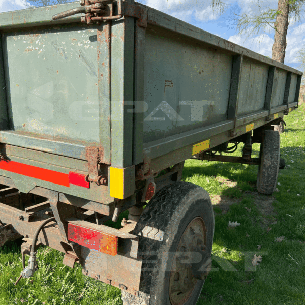 Taśma odblaskowa żółta Epat T030. Naklejanie odblaskowej taśmy na przyczepę. Obrysówki na przyczepie.