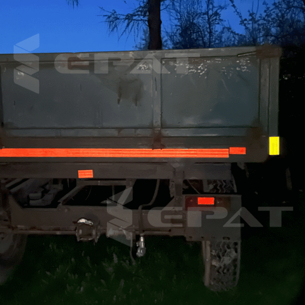 Taśma odblaskowa czerwona Epat T020, taśma odblaskowa żółta T030. Obrysówka czerwona. Odblask na tył przyczepy w nocy czerwony i żółty.