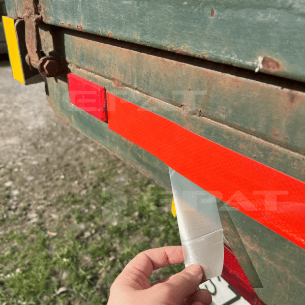 Taśma odblaskowa czerwona Epat T020. Obrysówka czerwona. Odblask na tył przyczepy jak kleić.