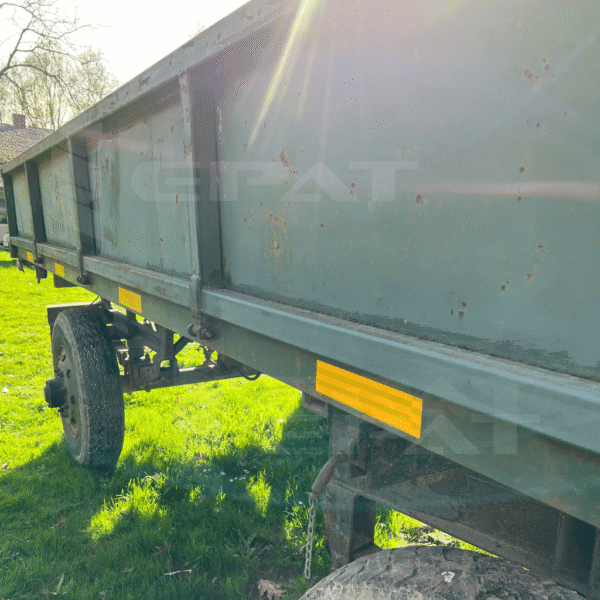 Taśma odblaskowa żółta Epat T030. Naklejanie odblaskowej taśmy na przyczepę. Obrysówki na przyczepie.