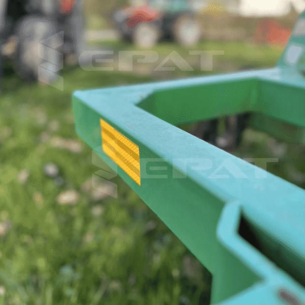 Taśma odblaskowa żółta Epat T030. Naklejanie odblasków na maszyny rolnicze.