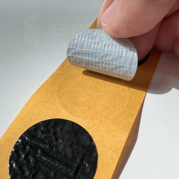 Kółeczka z czarnej taśmy tkaninowej. Kółeczka do znakowania partii.