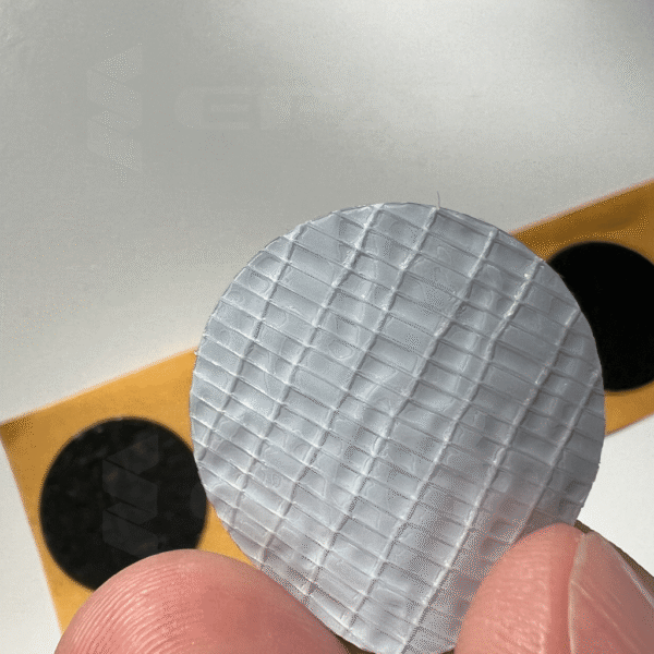 Kółeczka z czarnej taśmy zbrojonej. Kółeczka do znakowania partii.