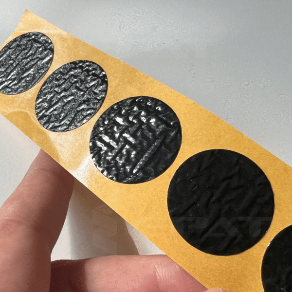 Kółeczka z czarnej taśmy duct tape. Kółeczka do znakowania partii.